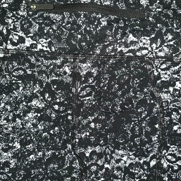 Lululemon Womens size 6 capris leggings - Picture 4 of 4